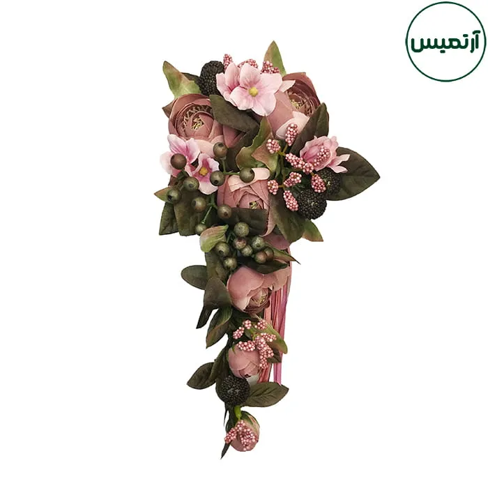 حلقه گل مصنوعی روی درب مدل آبشاری سوخته